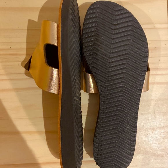 Bronze Metallic Sheen Sandal Size 5 - Picture 3 of 3